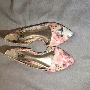 Barth womans size 9 1/2 floral printed flats